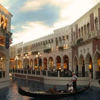 9 Non-Gambling Things to do in Las Vegas (and 1 to Skip)