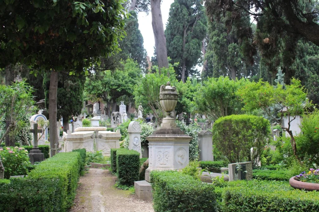 Behind the pyramid is a small graveyard and garden. The English poet Keats is buried here.