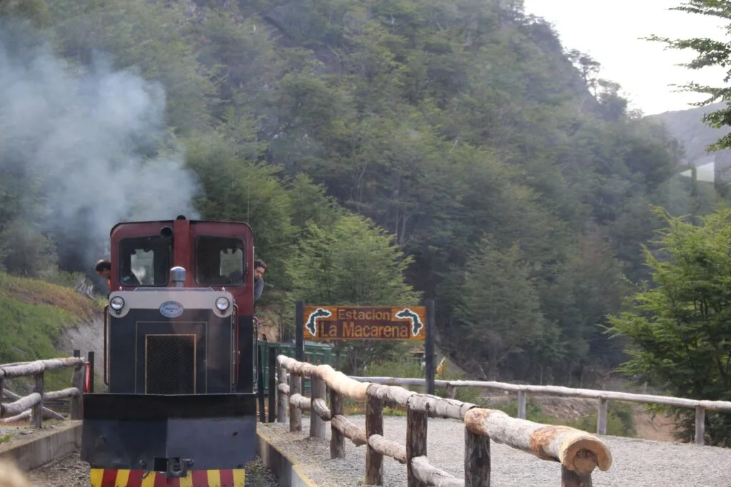 The train at the end of the world stops at the La Macarena Station for about 20 minutes. 