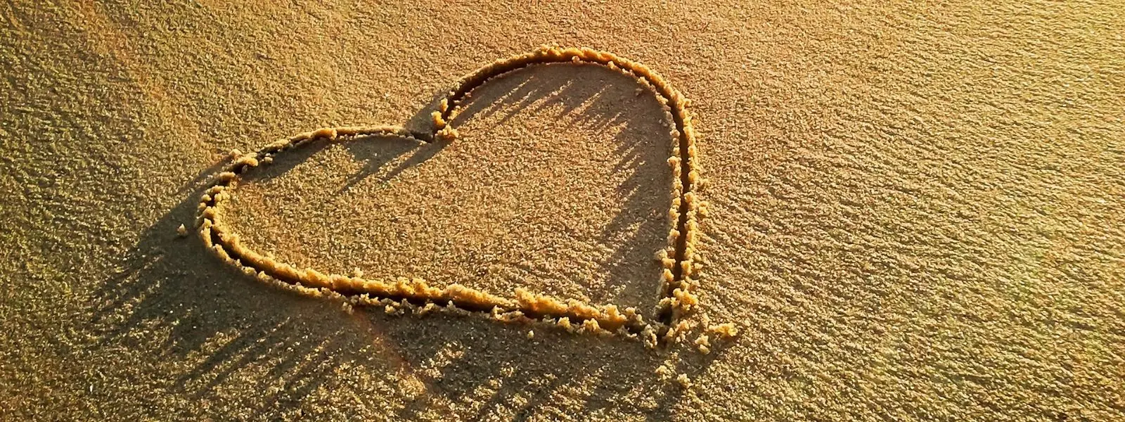 21 Romantic Valentine’s Day Gifts for World Travelers